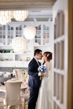 Düğün çift öpüşme ve sarılma