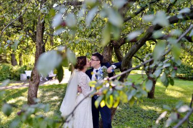 Düğün çift doğa üzerinde