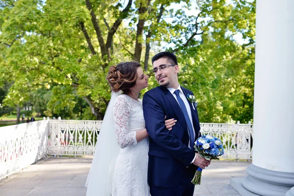 Wedding couple on nature — Stock Photo, Image