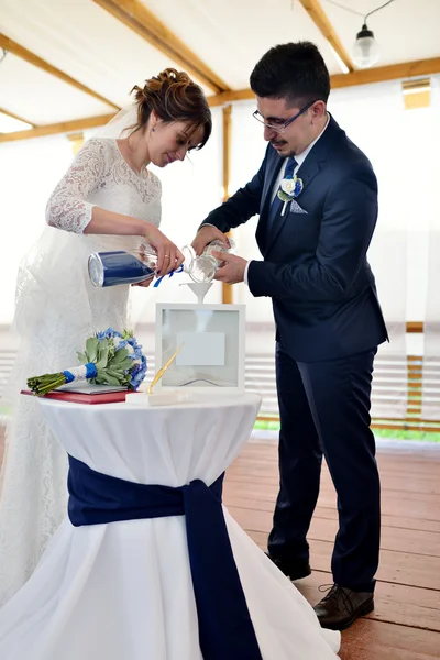 Весільна пара одружується — стокове фото