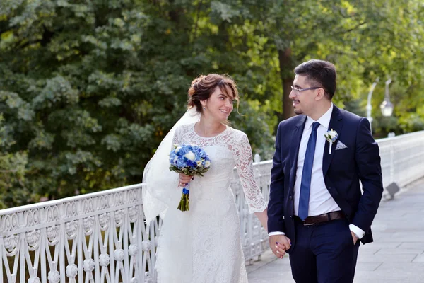 Casal caminhando na natureza — Fotografia de Stock