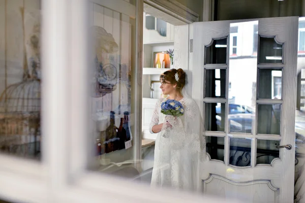 Beauty bride and lace veil — Stock Photo, Image