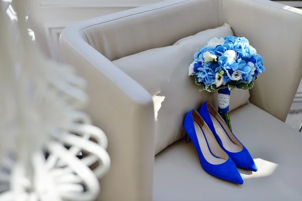 Букет і взуття для нареченої — стокове фото