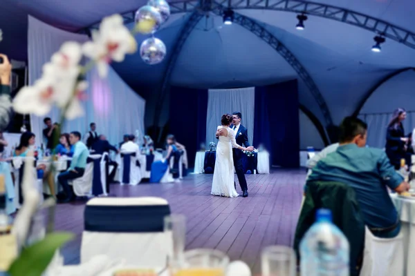 Hochzeitspaar tanzt — Stockfoto