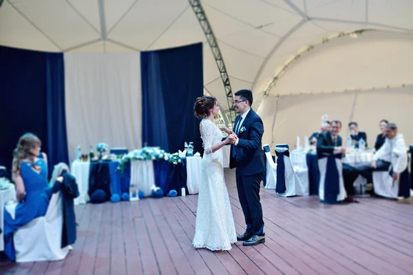 Boda pareja bailando — Foto de Stock