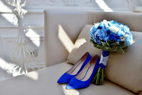 Букет і взуття для нареченої — стокове фото