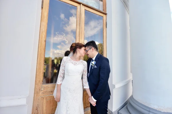 Casamento casal ao ar livre — Fotografia de Stock