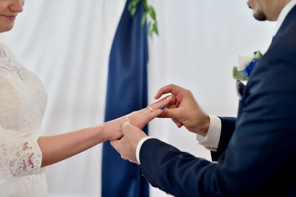 Pareja usando anillos —  Fotos de Stock