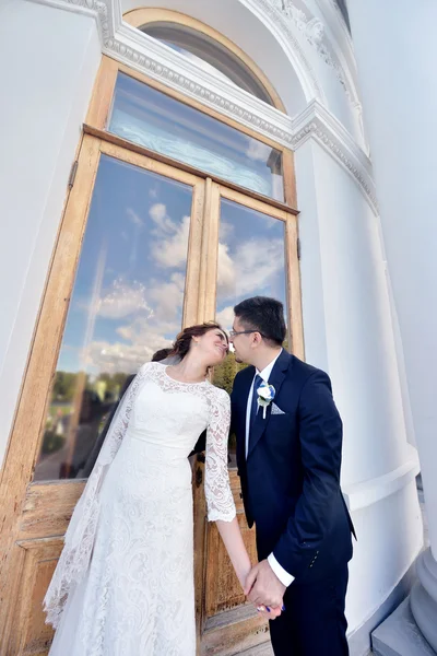 Casamento casal ao ar livre — Fotografia de Stock