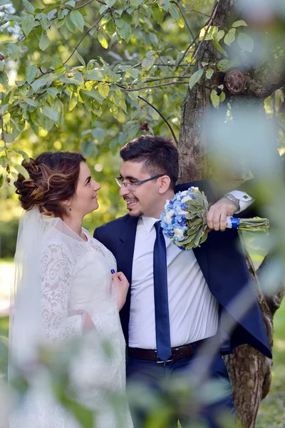 Casamento casal na natureza — Fotografia de Stock