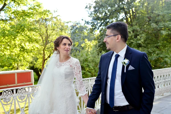 Casal caminhando na natureza — Fotografia de Stock