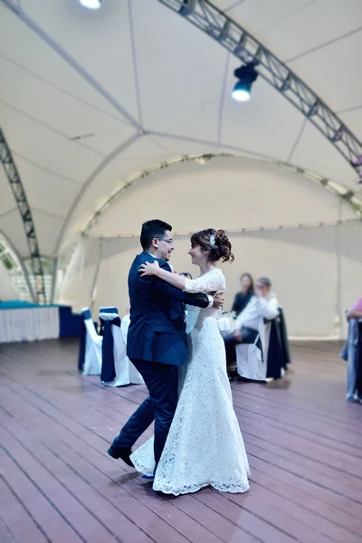 웨딩 커플 댄스 — 스톡 사진