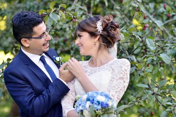 Boda pareja en la naturaleza — Foto de Stock