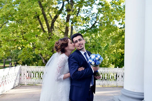 Γαμήλιο ζεύγος στο πάρκο — Φωτογραφία Αρχείου