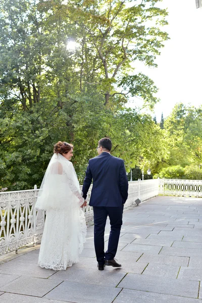 Casal caminhando na natureza — Fotografia de Stock