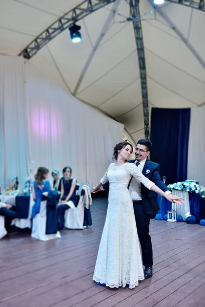 Boda pareja bailando — Foto de Stock