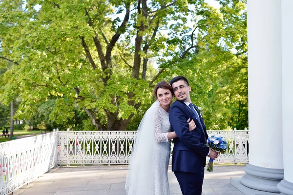 Casamento casal na natureza — Fotografia de Stock