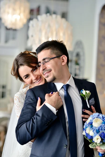 Bröllop par kramar — Stockfoto
