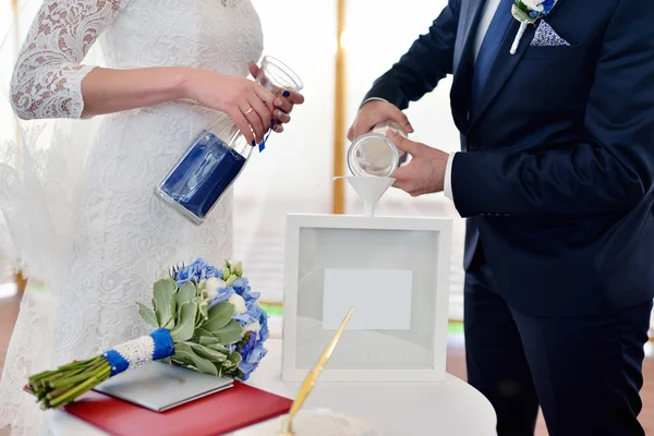 Esküvői pár elveszi — Stock Fotó