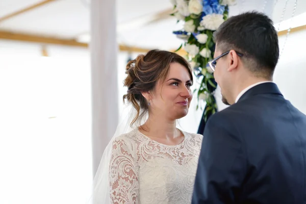 Hochzeitspaar heiratet — Stockfoto