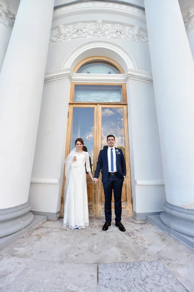 Pareja de boda al aire libre — Foto de Stock