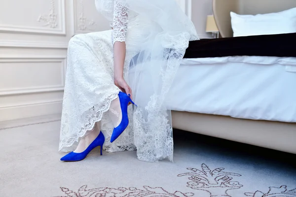 Bride wearing shoes — Stock Photo, Image
