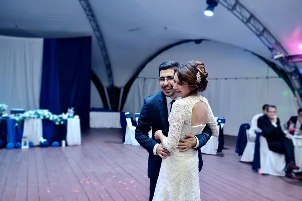 Svatební pár tančící — Stock fotografie
