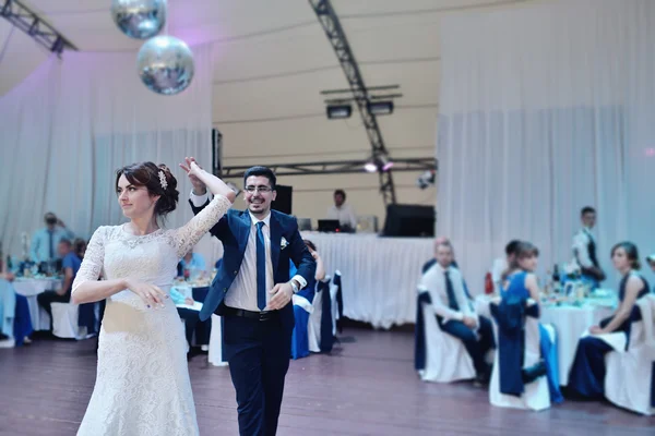 Boda pareja bailando — Foto de Stock