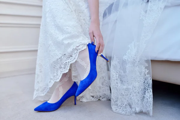 Bruid dragen van schoenen — Stockfoto