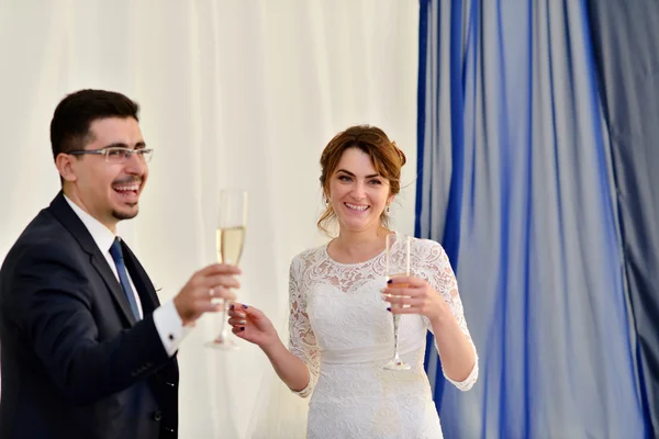 Pareja de boda en el restaurante — Foto de Stock