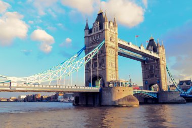 Tower Bridge alacakaranlıkta, Londra, İngiltere