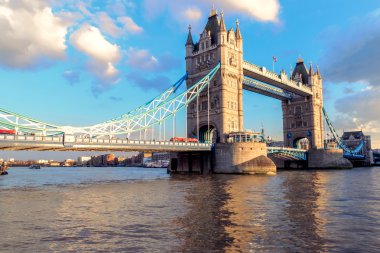 Tower Bridge alacakaranlıkta, Londra, İngiltere