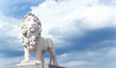 westminster Köprüsü'nde COADE taş aslan