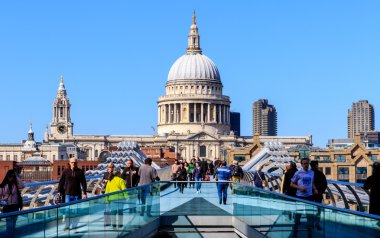 St Paul's Katedrali ve Londra'da Millennium Köprüsü