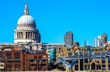 St Paul'ın Katedrali, Millennium Köprüsü ve City of London Sc
