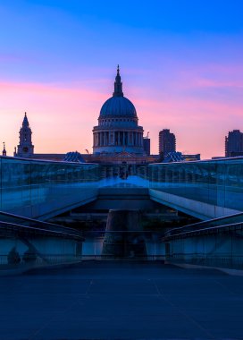 St Paul's Katedrali ve Londra'da Millennium Köprüsü