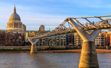 St Paul's Katedrali ve Londra'da Millennium Köprüsü