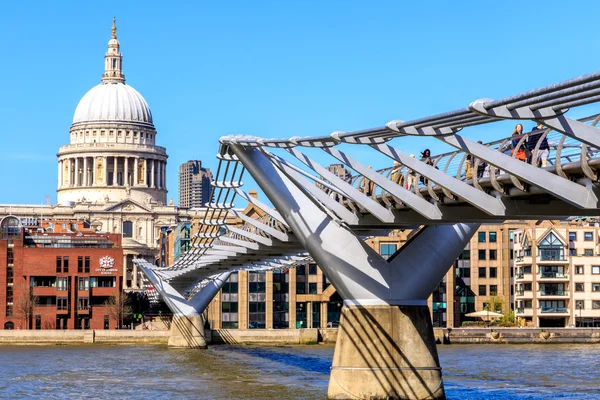 Catedral de San Pablo y el Puente del Milenio en Londres — Foto de Stock