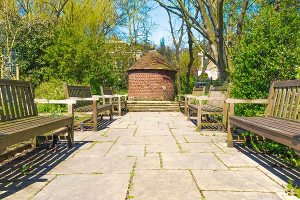 Cabaña circular de ladrillo rojo en el New River Walk de Londres — Foto de Stock