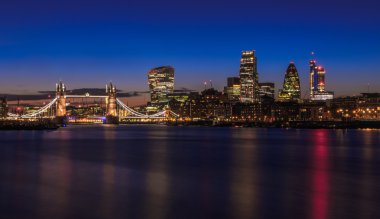 Güneş battıktan sonra Londra Cityscape