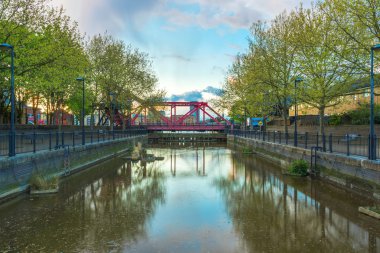 Surrey su, baskül köprü