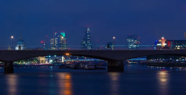 Cityscape di Londra attraverso Waterloo Bridge — Foto Stock