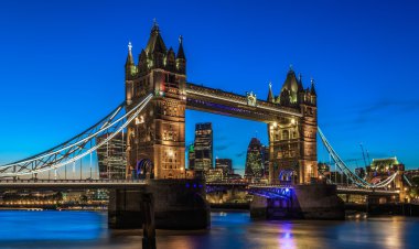 Güneş battıktan sonra Londra'da ışıklı Tower Bridge