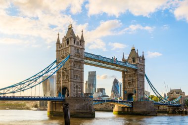 Gün batımında Londra 'daki Tower Bridge