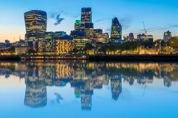 Paisaje urbano de Londres con reflexión del Támesis — Foto de Stock