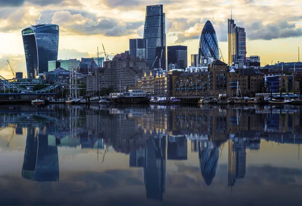 Paisaje urbano de Londres con reflexión del Támesis — Foto de Stock