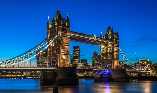 Tower Bridge illuminato a Londra dopo il tramonto — Foto Stock