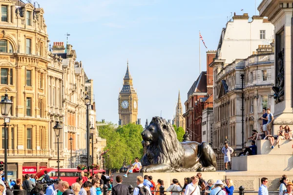 Escultura de león en Trafalgar Square — Foto de Stock