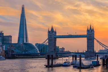 Tower Bridge ile Londra manzarası