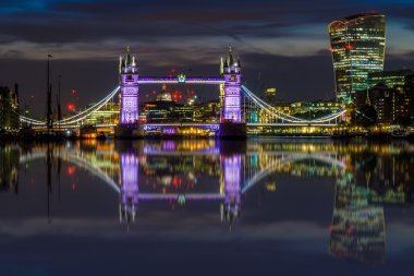 Işıklı Londra Cityscape günbatımı sırasında